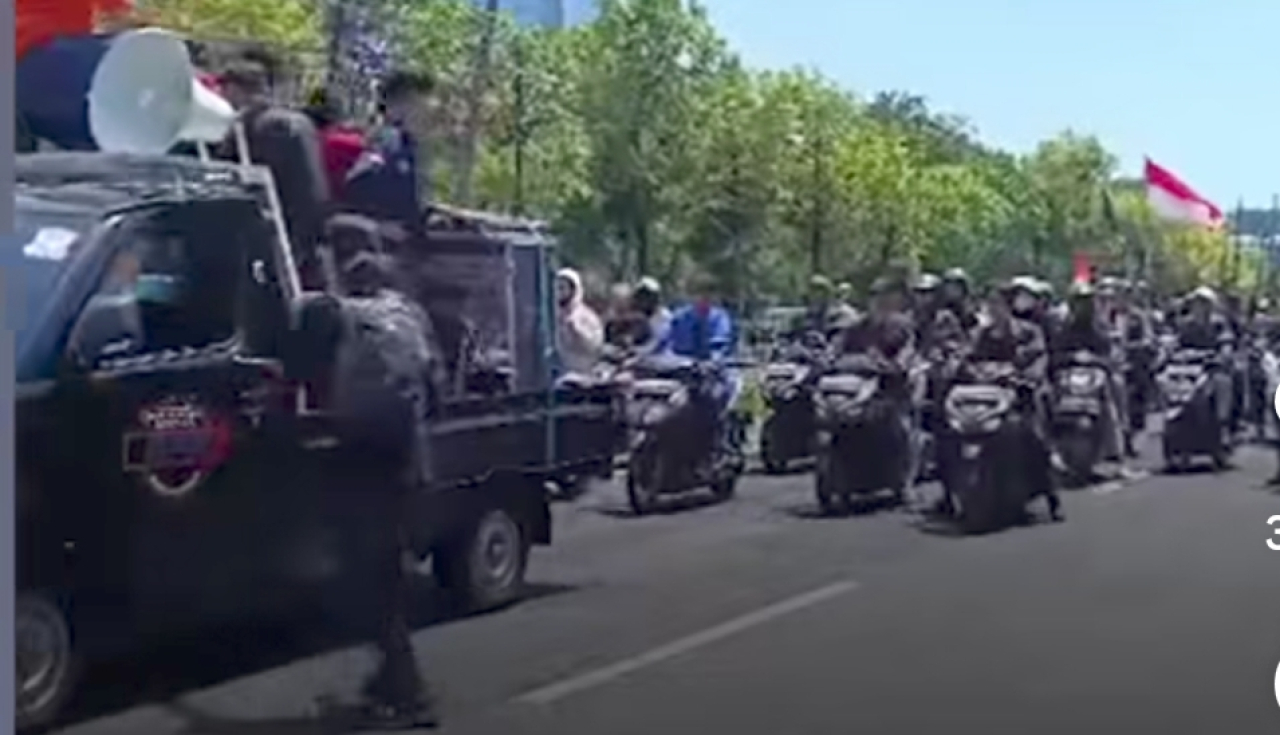 Demo BEM SI Jatim di Polda Jatim Jalan A Yani Surabaya