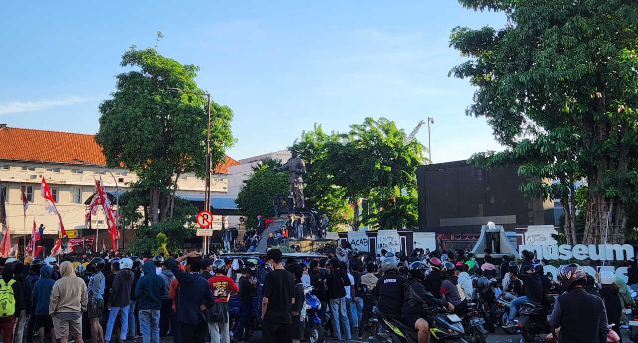 Mahasiswa Menggeruduk Polrestabes Surabaya setelah Demo di Polda Jatim