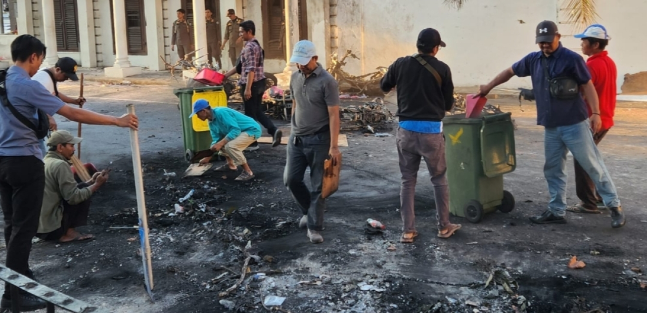 Bangkai Motor dan Puing-puing Sisa Aksi Demo di Gedung Grahadi Surabaya Dibersihkan