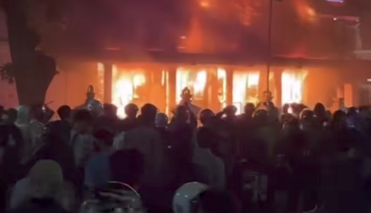 Gedung Grahadi Surabaya Dibakar Massa