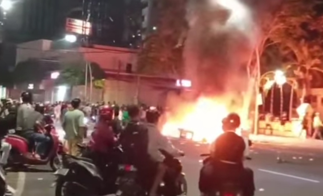 Polsek Tegalsari Jalan Basuki Rahmat Surabaya Dibakar
