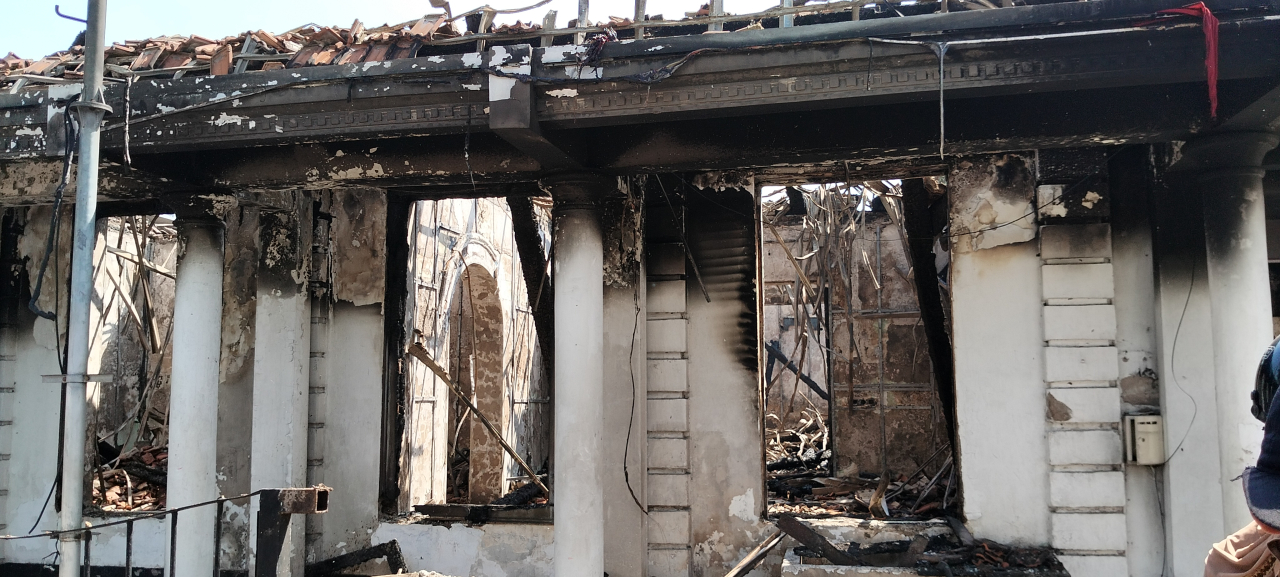 Potret Gedung Grahadi Surabaya Sisi Barat yang Ludes Dibakar Massa