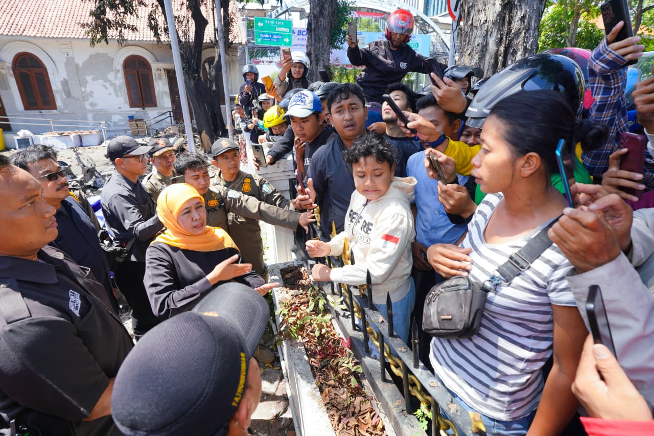 Gubernur Khofifah Dengarkan Aspirasi Masyarakat Sampai Mengajak Masuk Halaman Grahadi Bagi Sembako