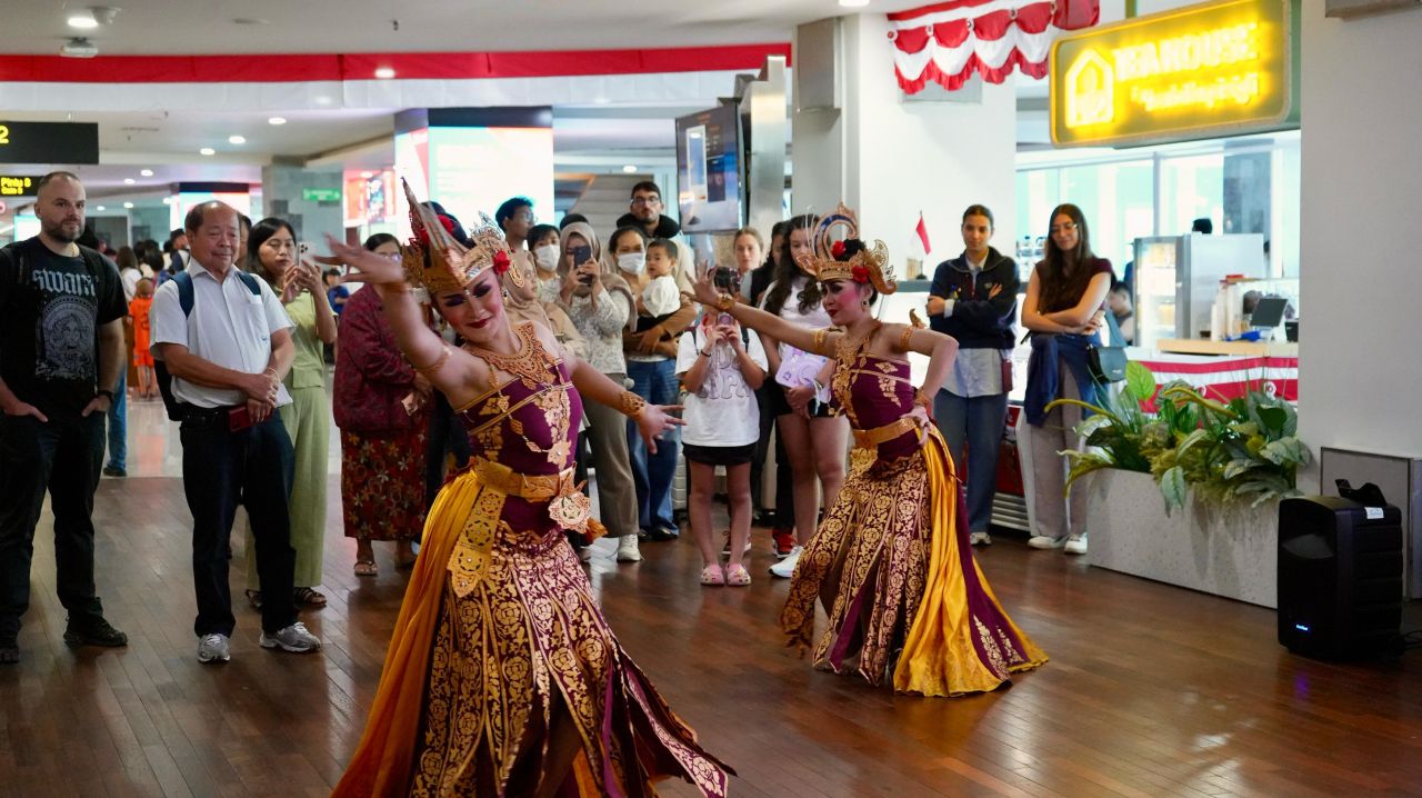 Rayakan HUT ke-80 RI, Bandara I Gusti Ngurah Rai Sambut Penumpang dengan Tarian