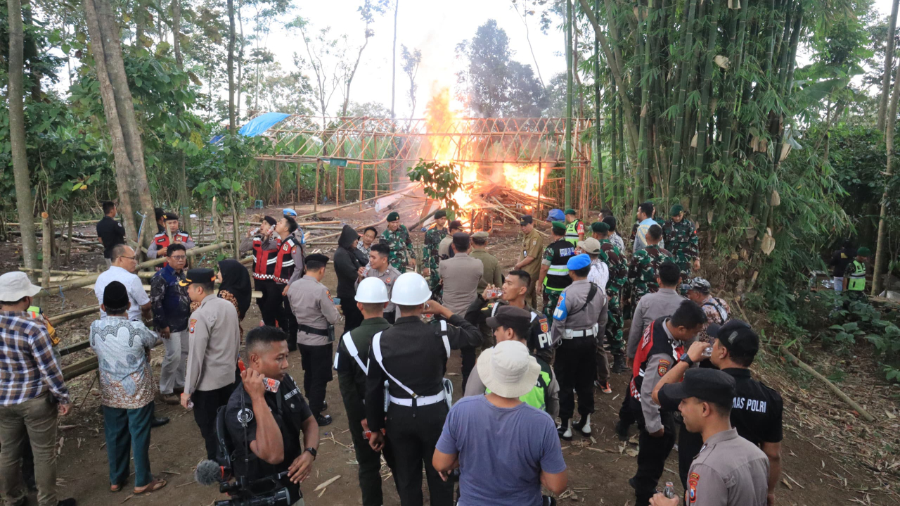 Petugas Gabungan Musnahkan Arena Judi Sabung Ayam. Pemilik Lahan Diperiksa