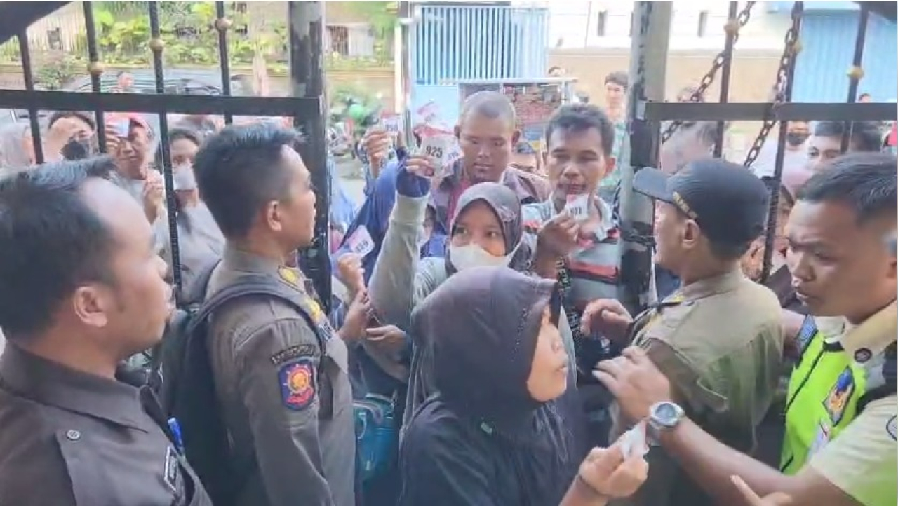 Wujudkan Gerakan Merah Putih Berkibar, Pemprov Jatim Bagikan 1500 Bendera dan Paket Sembako Gratis