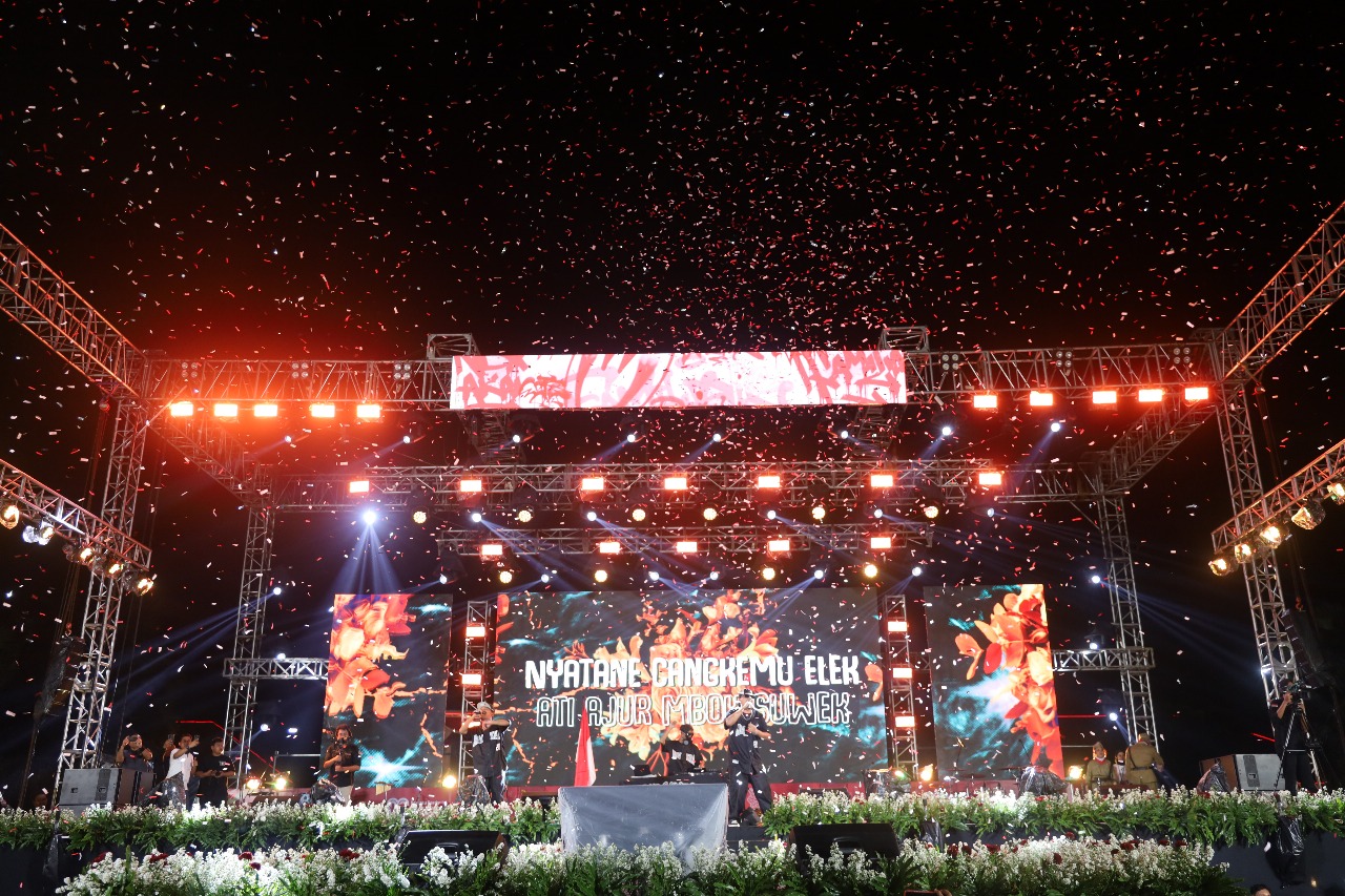 Ribuan Masyarakat Jatim Merayakan Pesta Rakyat di Grahadi Surabaya