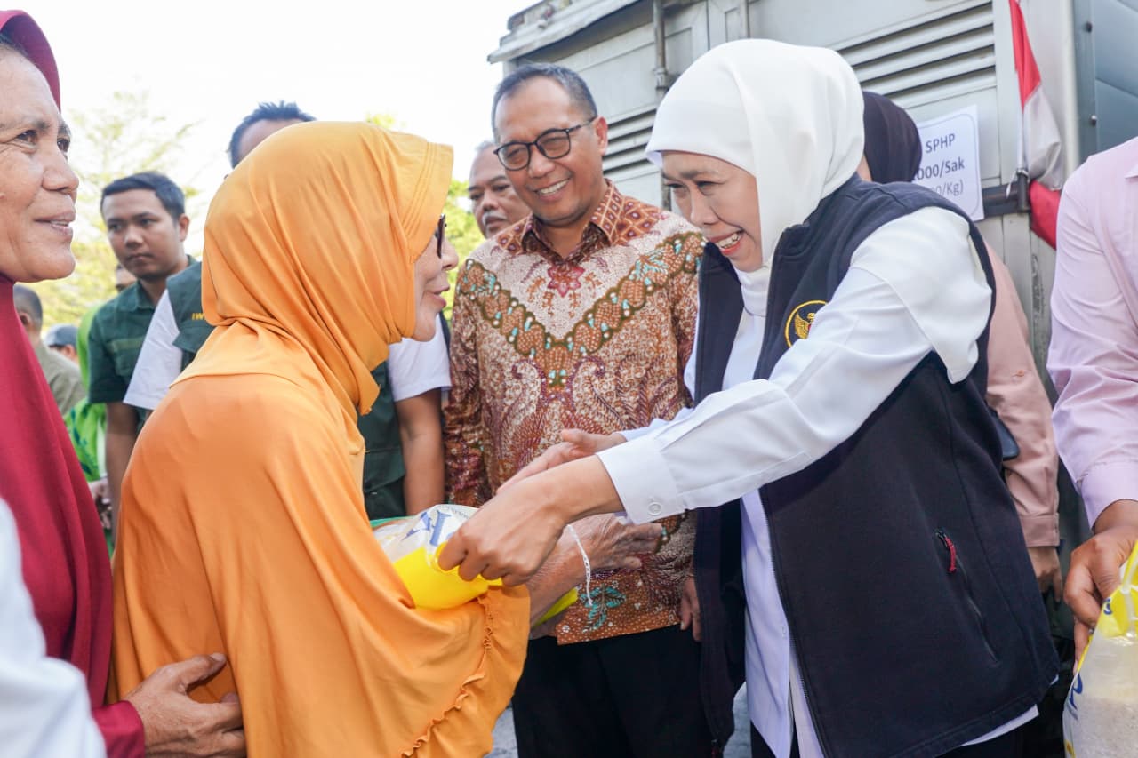 Ratusan Warga Gresik Serbu Pasar Murah, Gubernur Khofifah Komitmen Jaga Stabilitas Harga Bahan Pokok dan Daya Beli