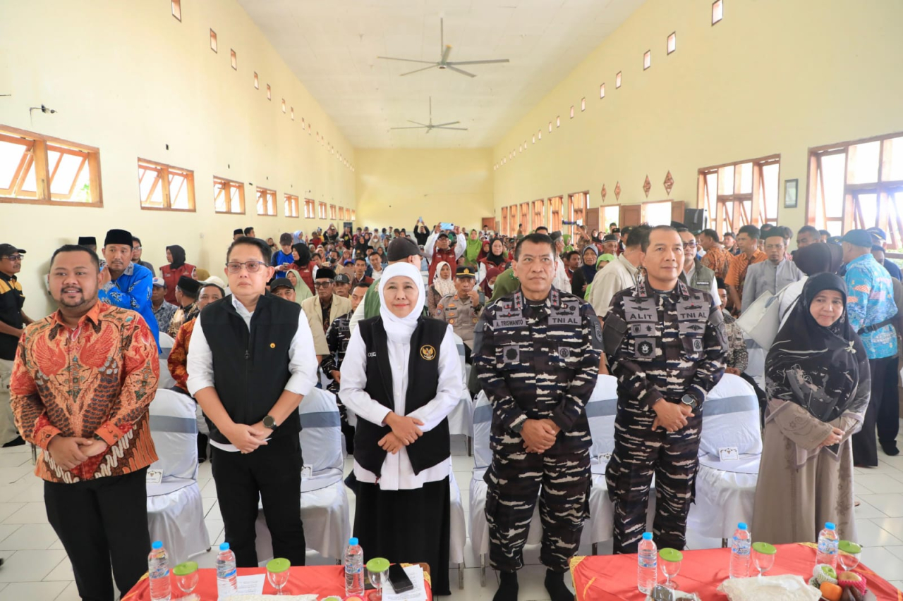 Bantuan Kemanusiaan untuk Masyarakat Bawean, Gubernur Khofifah Berterima Kasih ke Pangkoarmada 2 dan Dankodaeral V