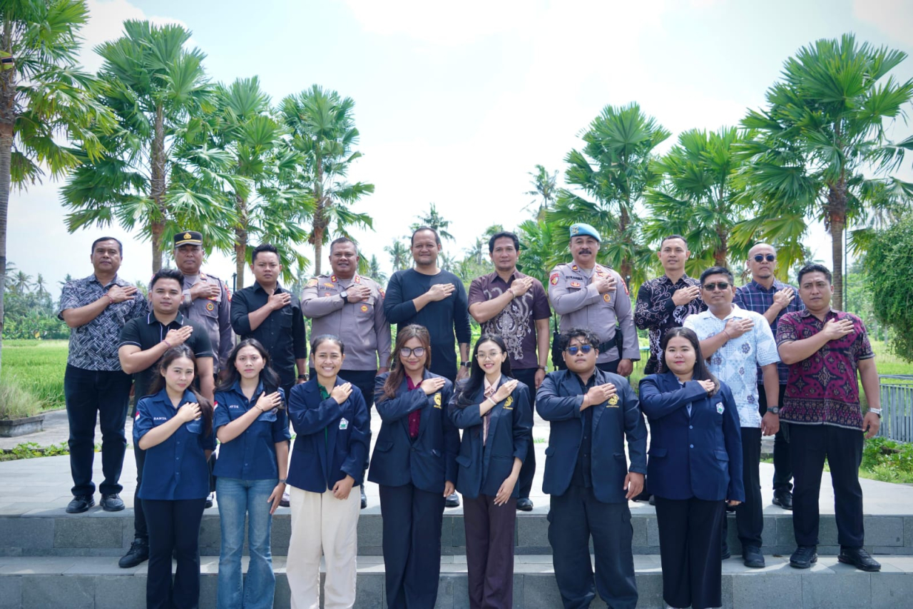 Wakil Bupati (Wabup) Badung Bagus Alit Sucipta bersama Kapolres Badung AKBP M. Arif Batubara menggelar tatap muka dengan BEM Kabupaten Badung dan LSM Jarrak Bali, di Restoran Sunfield, Desa Darmasaba, Abiansemal, Jumat (5/9/2025). (Foto: Istimewa)