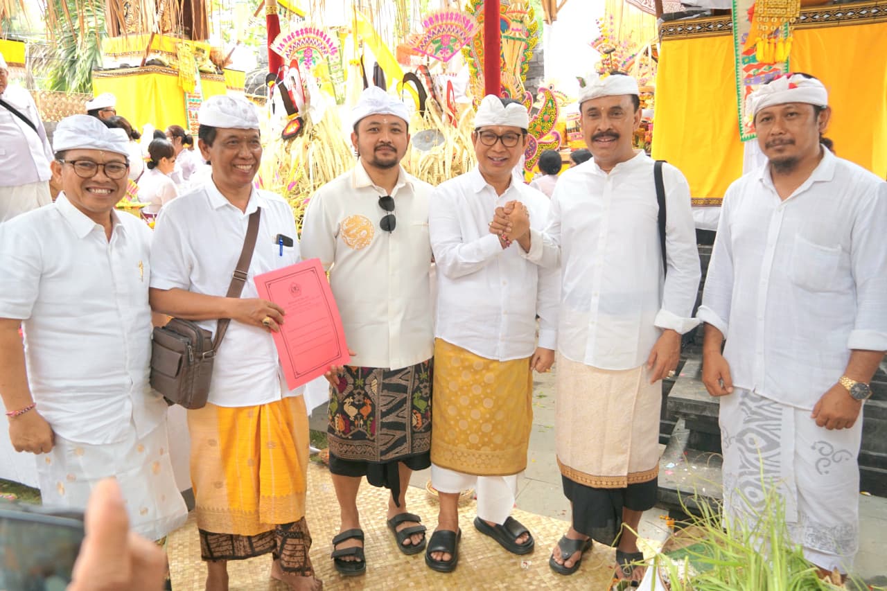 Bupati Badung I Wayan Adi Arnawa saat menghadiri Karya Mamungkah, Ngenteg Linggih, dan Padudusan Wraspati Kalpa Agung di Pura Bangbang Beji Desa Adat Pecatu, Senin (8/9/2025). (Foto: Istimewa)