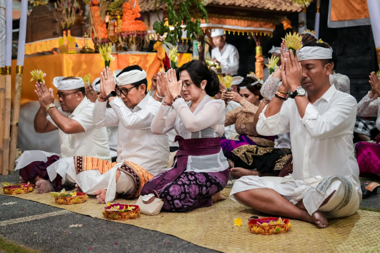 Bupati Badung I Wayan Adi Arnawa saat menghadiri puncak Karya Melaspas di Pura Kemenuh Sari, Perumahan Raya Kampial, Banjar Menesa, Kampial, Benoa, Minggu (7/9/2025). (Foto: Istimewa)