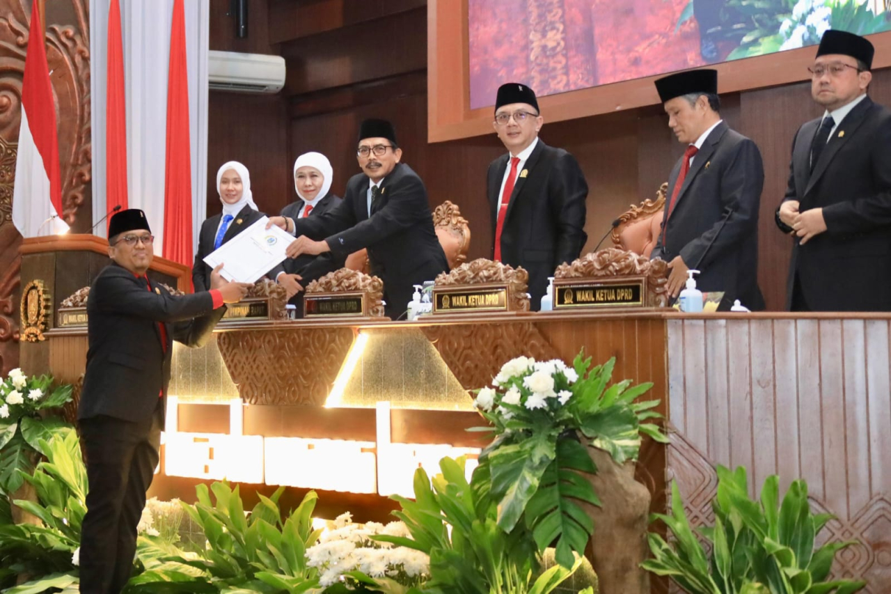 Gubernur Khofifah Bersama Pimpinan DPRD Jatim Sepakati Raperda P-APBD 2025, Fokus Pendidikan, Kesehatan, dan Kemiskinan