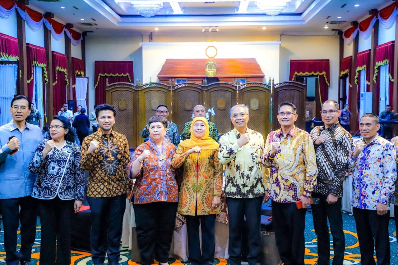 Gubernur Jawa Timur Khofifah Indar Parawansa dan wakilnya, Emil Dardak menerima 14 Duta Besar dan calon Duta Besar Luar Biasa dan Berkuasa Penuh (LBBP) Republik Indonesia di Gedung Negara Grahadi, Surabaya, Rabu (10/9/2025). (Foto: Istimewa)