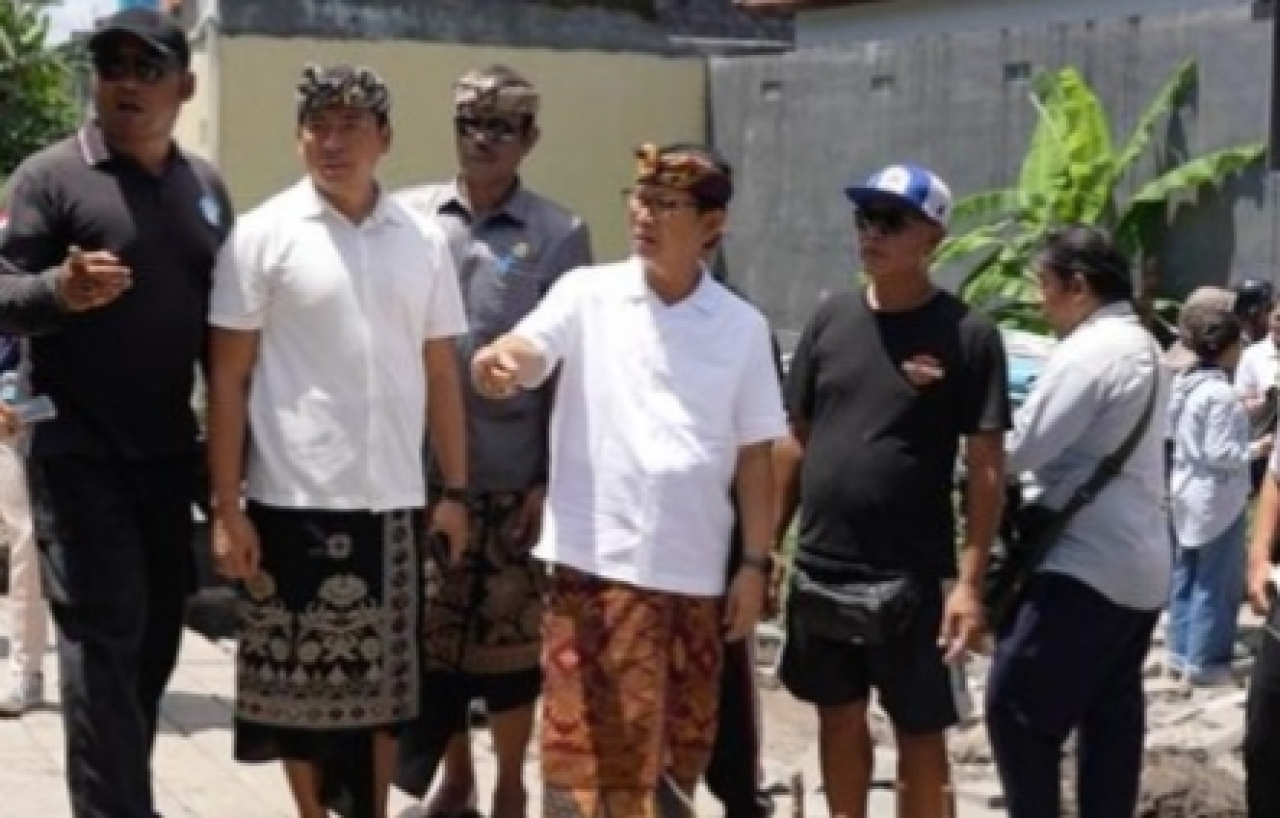 Bupati Adi Arnawa Tinjau Lokasi Banjir di Lingkungan Gadon, Mengwitani