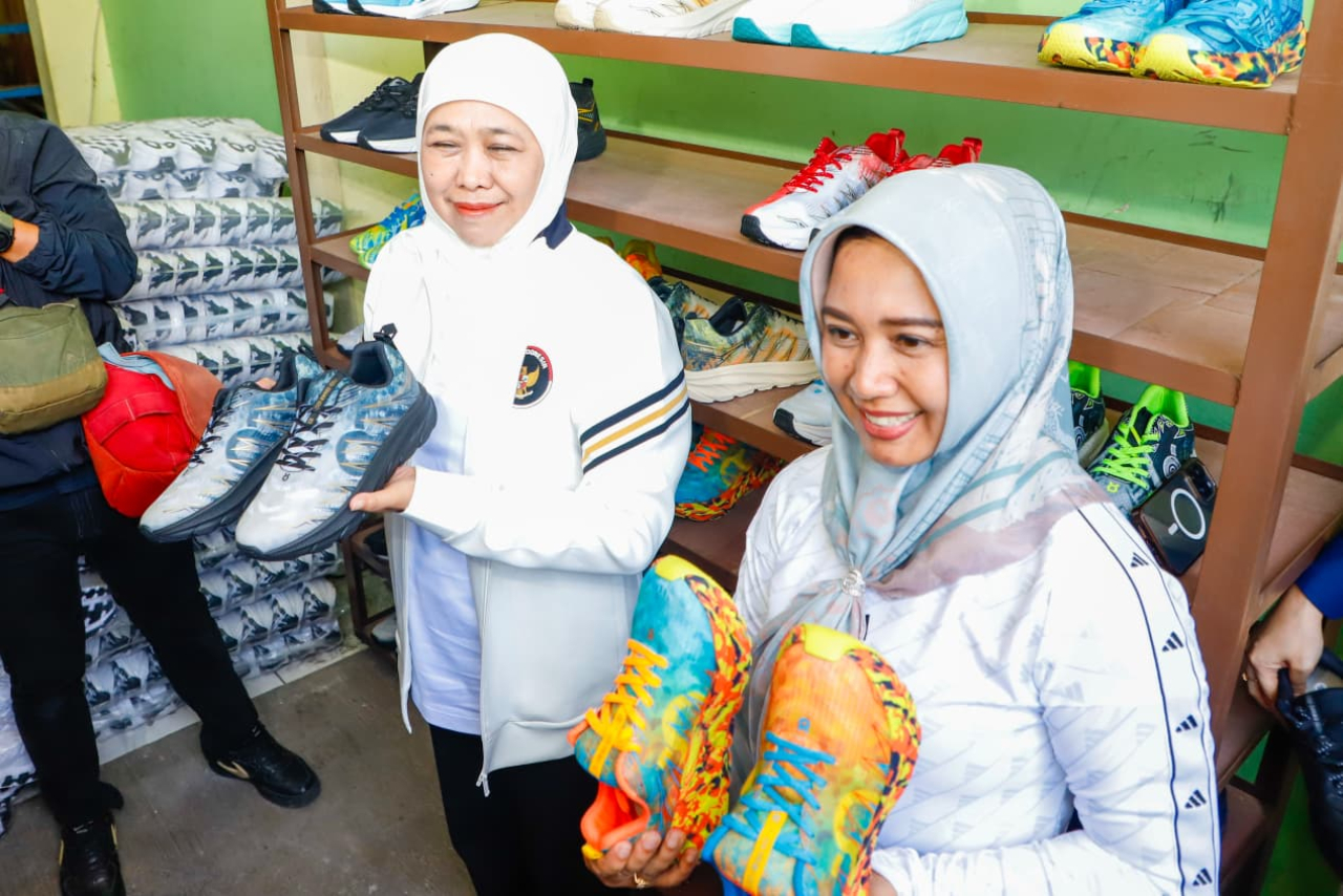 Gubernur Khofifah Puji Kualitas Sepatu Olahraga Produksi UMKM Mojokerto, Tawarkan Ikut Misi Dagang Untuk Perluas Pasar