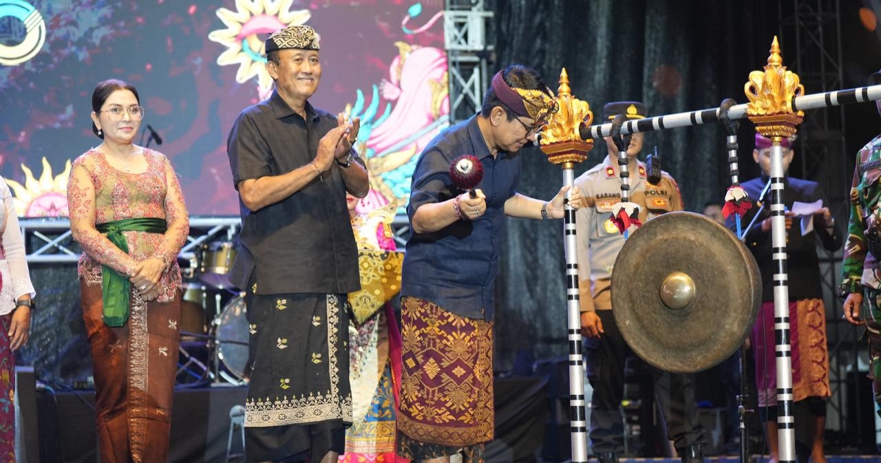 Bupati Adi Arnawa membuka Singasari Expo III Tahun 2025 di Lapangan Kopral I Wayan Surem, Desa Blahkiuh, Abiansemal, Kamis (11/9/2025). (Foto: Istimewa)