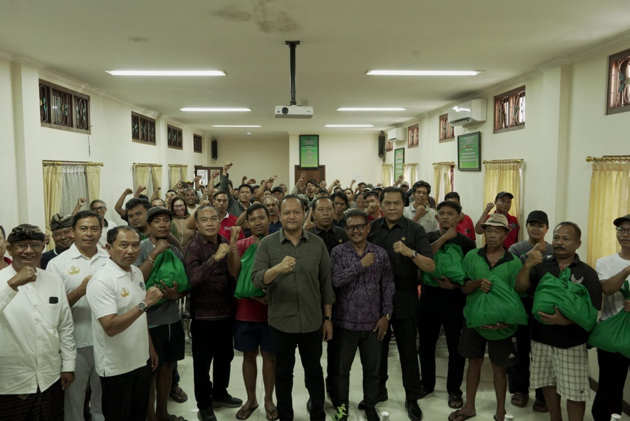 Wabup Badung Serahkan Bantuan Sembako Warga Terdampak Banjir di Sading