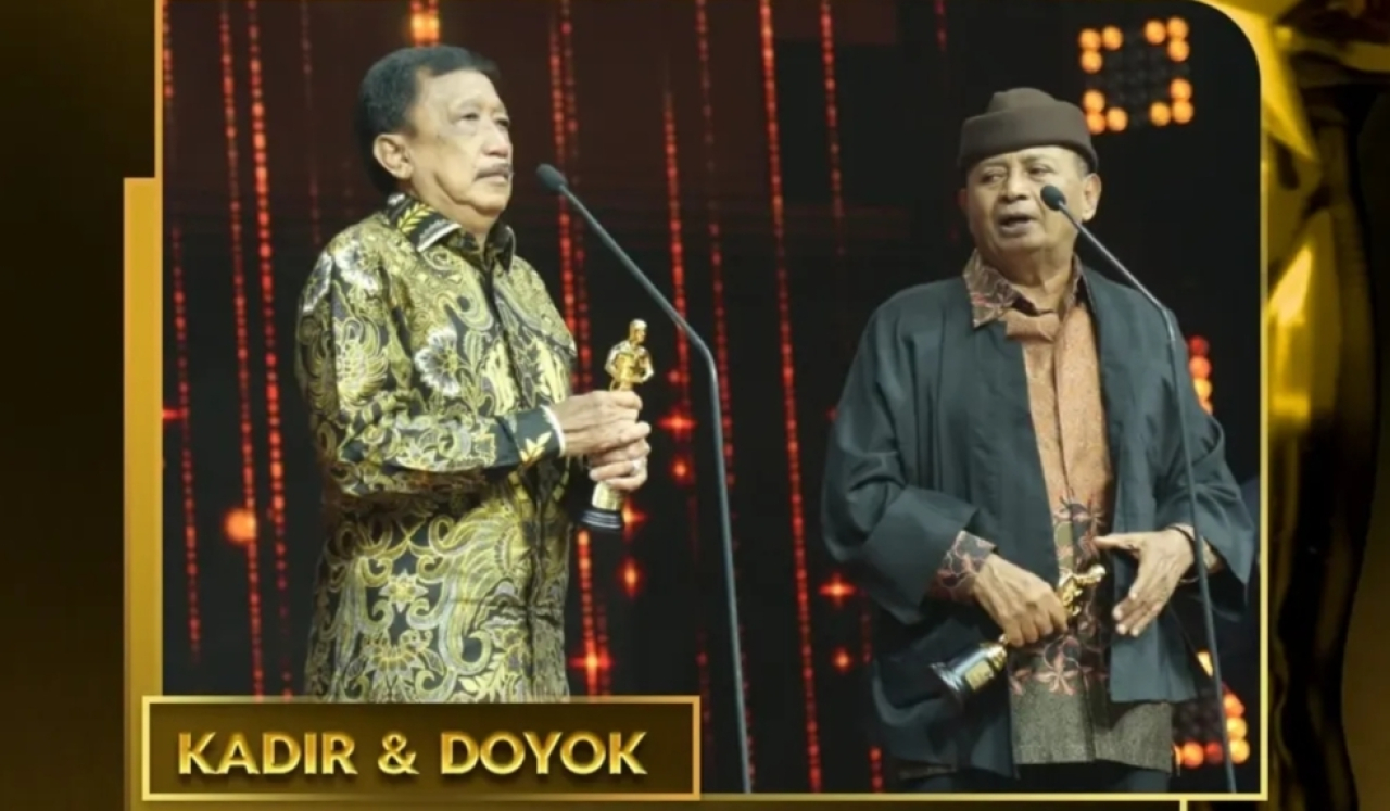 Anugerah Komedi Indonesia kategori Seniman Komedi Pengabdian Seumur Hidup untuk Kadir dan Doyok. (Foto: Instagram RCTI)