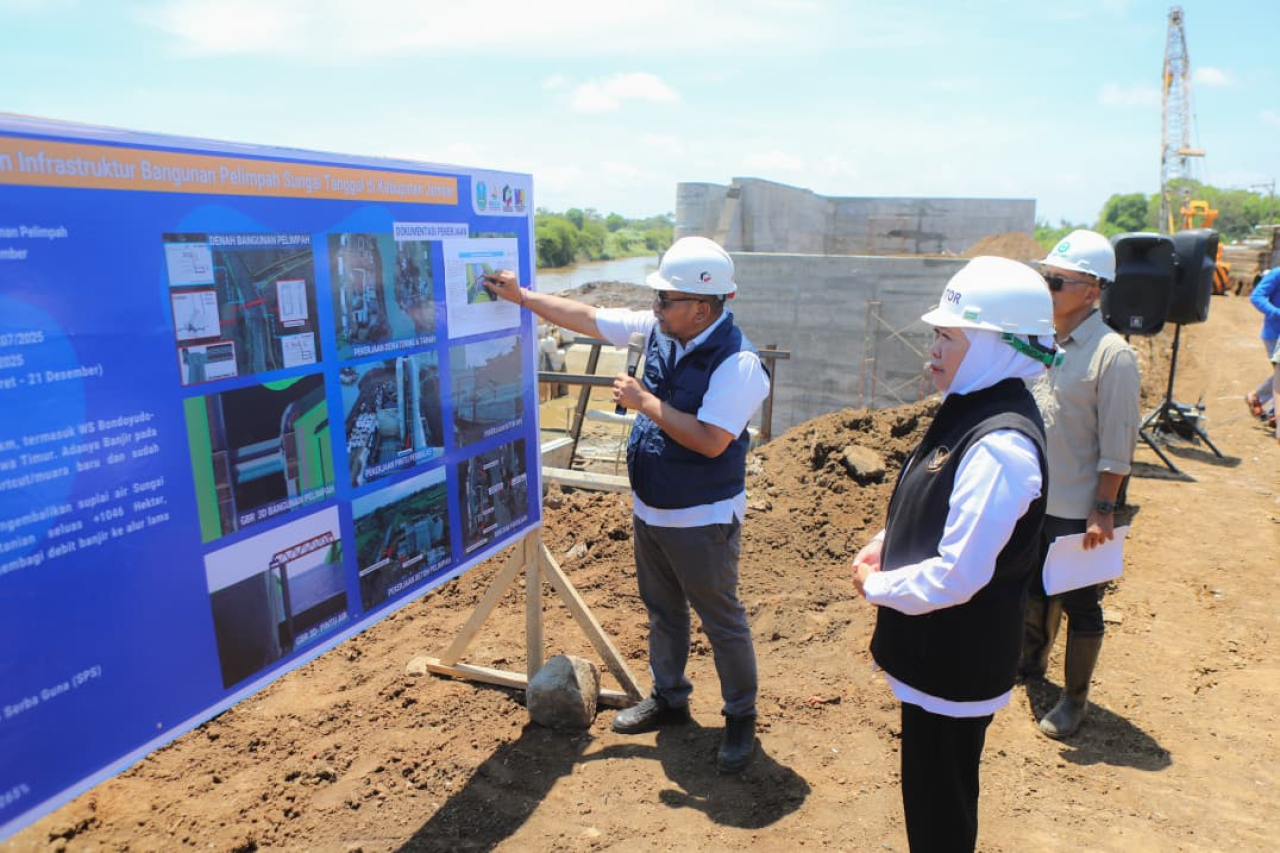 Gubernur Khofifah Tinjau Pembangunan Spillway Sungai Tanggul, Targetkan 1.046 Hektar Sawah di Jember Kembali Terairi