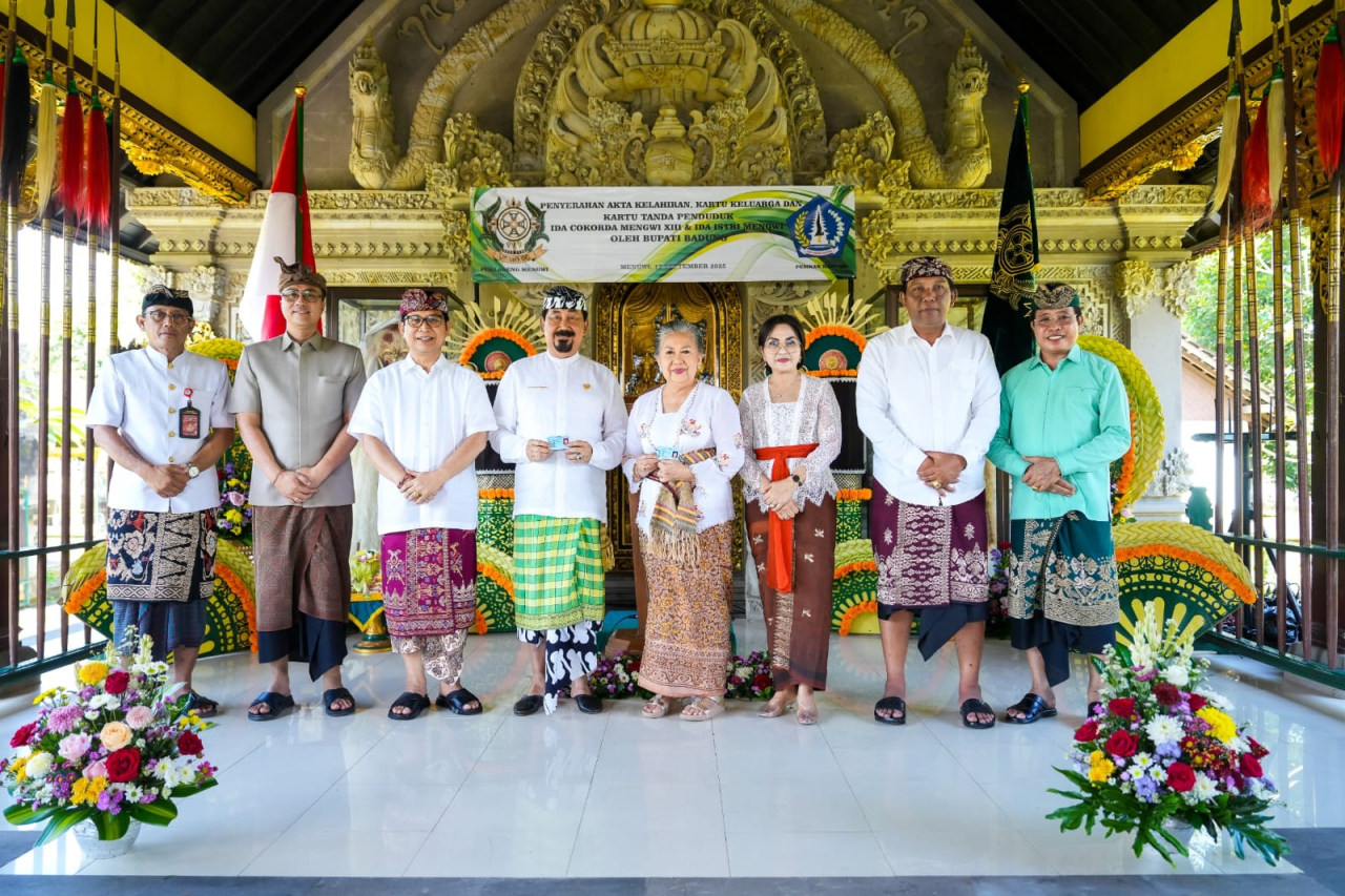 Bupati Badung Adi Arnawa Serahkan Dokumen Kependudukan kepada Ida Cokorda Mengwi XIII