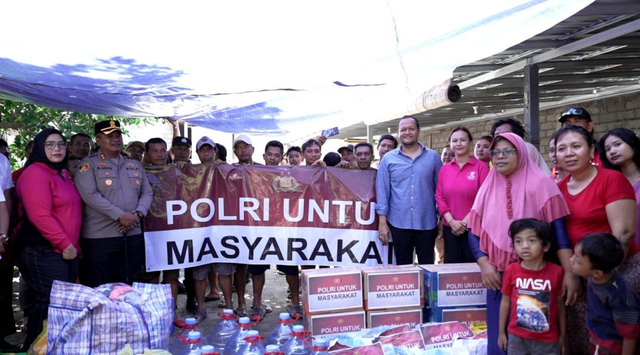 Wabup Badung Bagus Alit Sucipta Serahkan Bantuan Sosial di Kapal dan Dalung, Beri Semangat Warga Korban Banjir