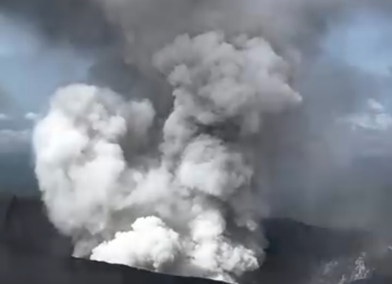 Erupsi Gunung Dukono Kembali Lontarkan Abu Vulkanik