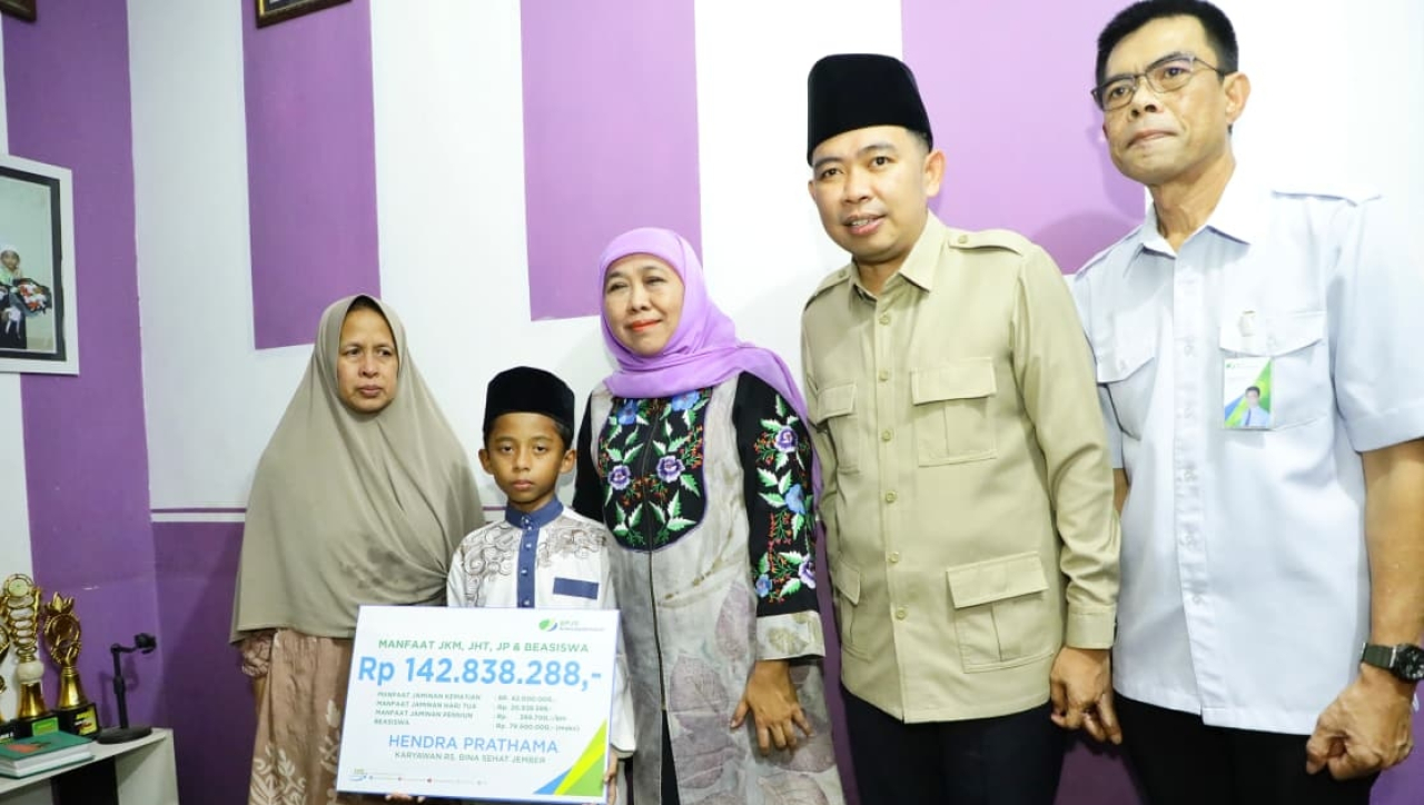 Gubernur Khofifah Takziah ke Jember, Serahkan Santunan Keluarga Korban Kecelakaan Bus di Jalur Bromo Probolinggo