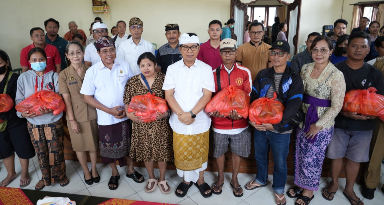 Bupati Adi Arnawa menyerahkan bantuan paket sembako kepada 120 KK yang terdampak bencana banjir di Kantor Kelurahan Lukluk, Mengwi, Senin (15/9/2025). (Foto: Istimewa)