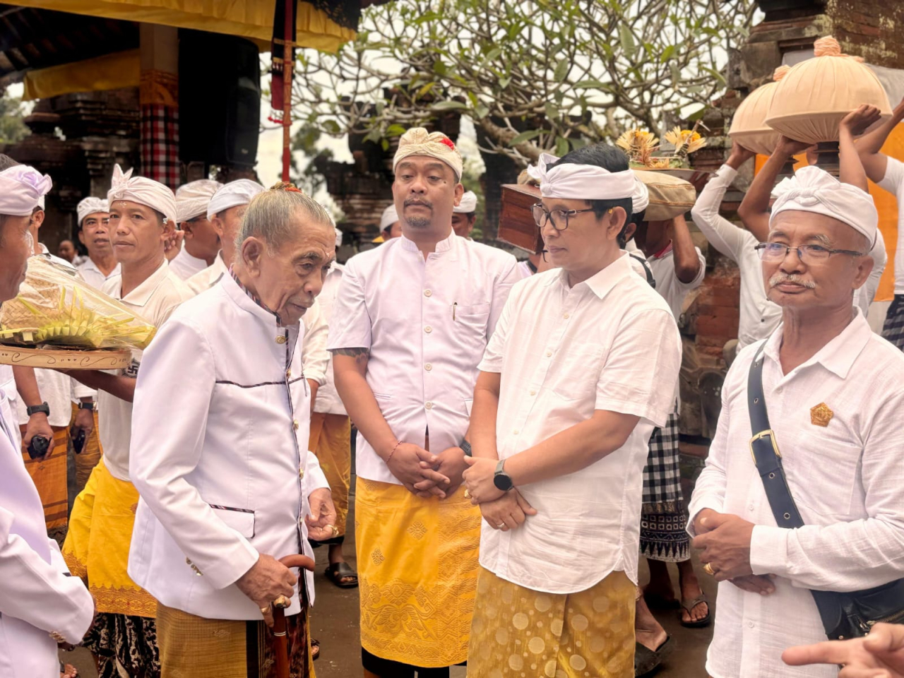 Melaspas Tapakan Ida Ratu Gede Sakti di Pura Dalem Desa Adat Kutaraga