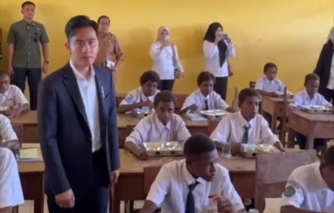 Wapres Gibran meninjau program Makan Bergizi Gratis (MBG) di Sekolah Menengah Pertama Negeri (SMPN) 2 Sentani, Kabupaten Jayapura, Papua. (Foto: Istimewa)