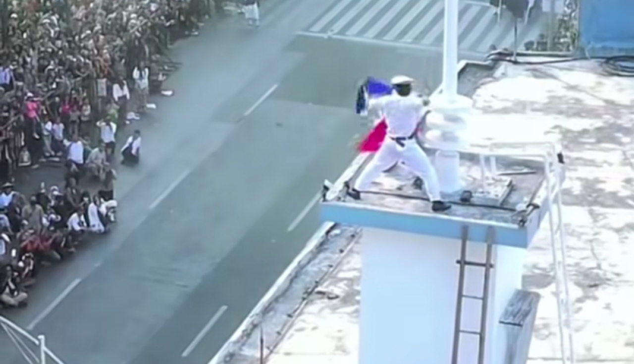 Drama kolosal perobekan bendera digelar Pemkot Surabaya di Hotel Majapahit Surabaya, Jalan Tunjungan Surabaya, Minggu (21/9/2025) pukul 07.00 WIB. (Foto: Tangkapan layar video)