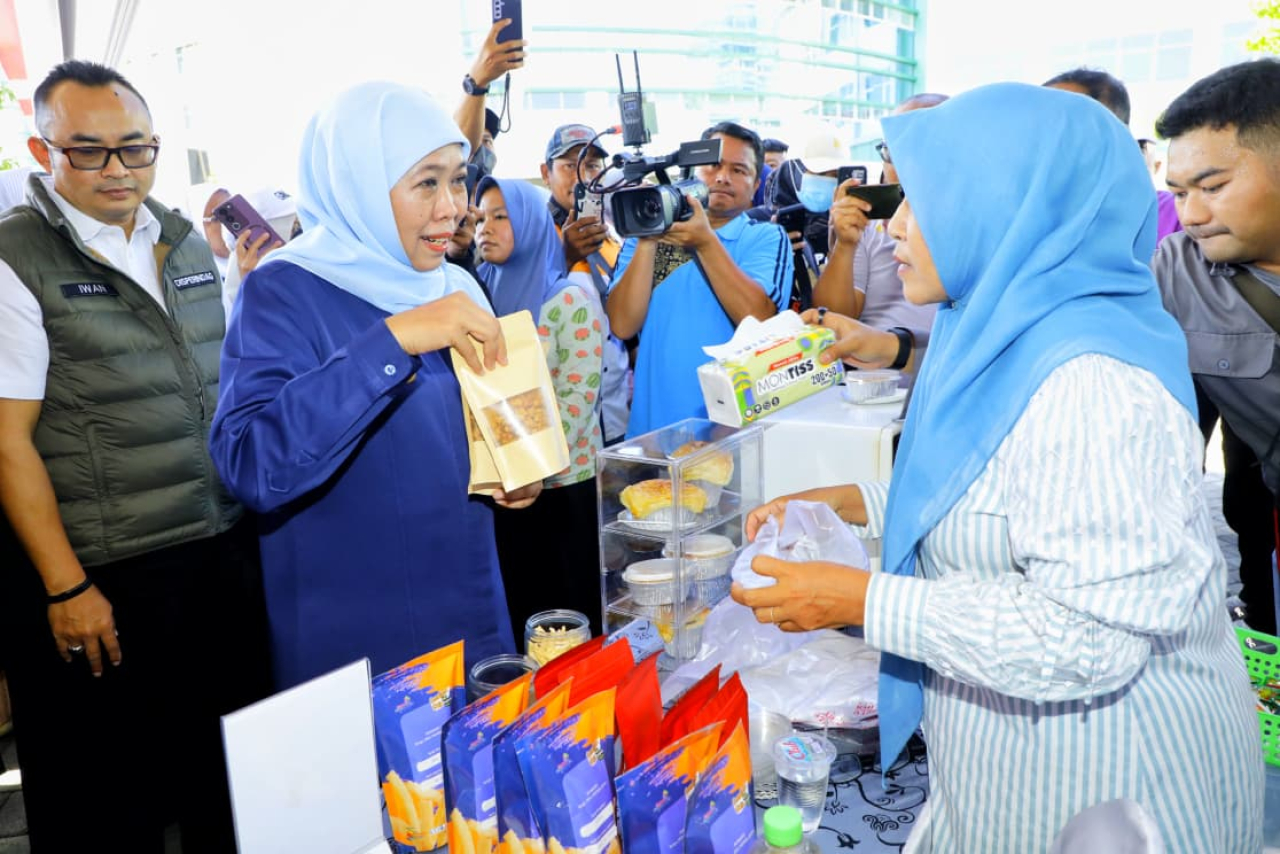 Warga Antusias Serbu Pasar Murah di Probolinggo, Gubernur Khofifah: Pemerintah Hadir Ringankan Beban Masyarakat