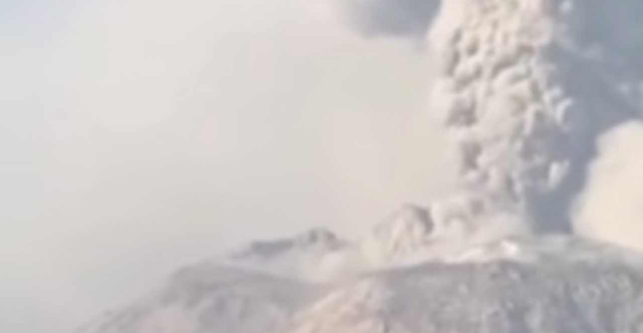 Gunung Lewotobi Laki-laki Meletus Disertai Gemuruh