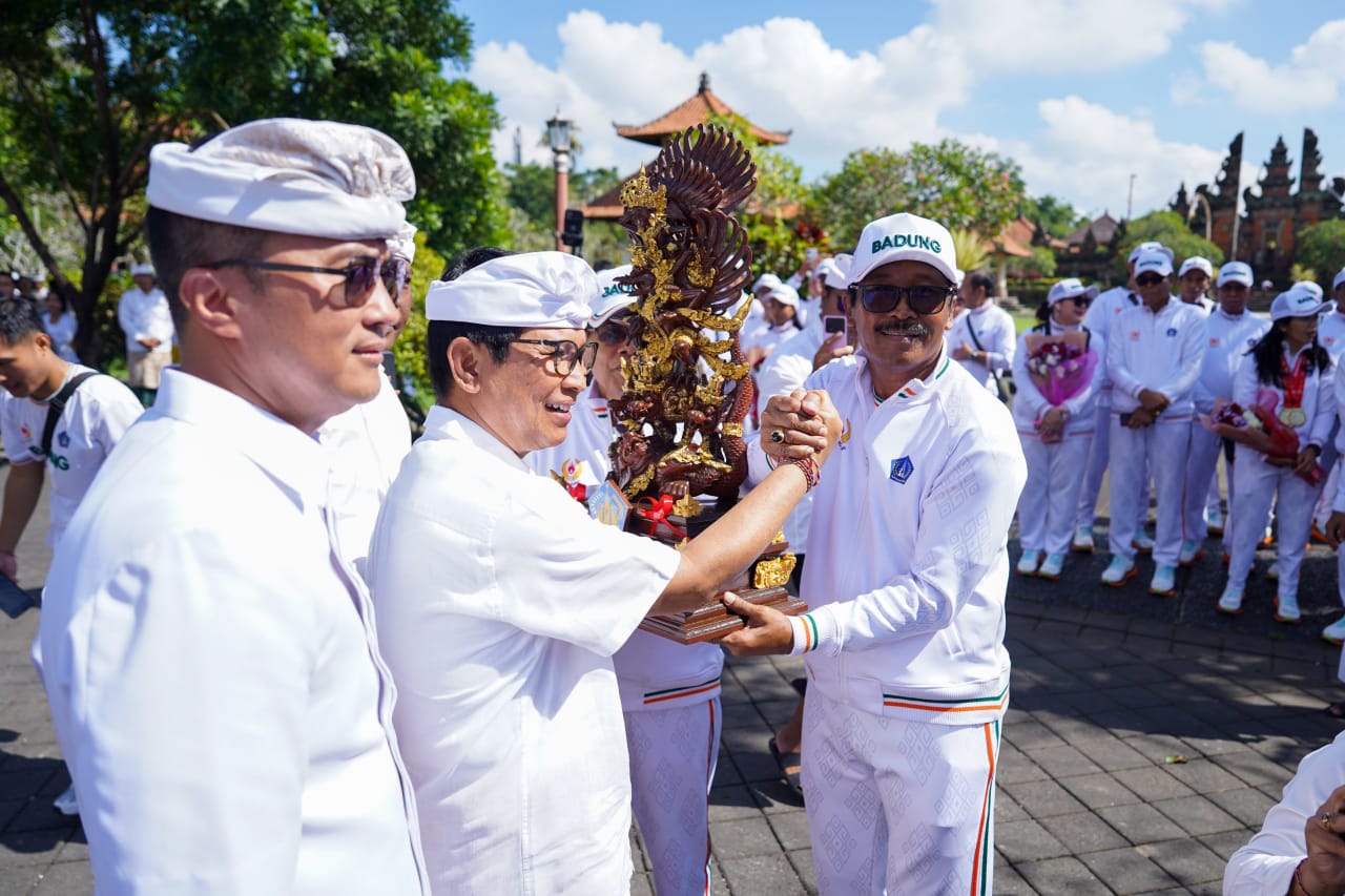 Badung Raih Juara Umum Porprov Bali ke-16, Bupati Adi Arnawa Terima Piala Bersama Ketua DPRD