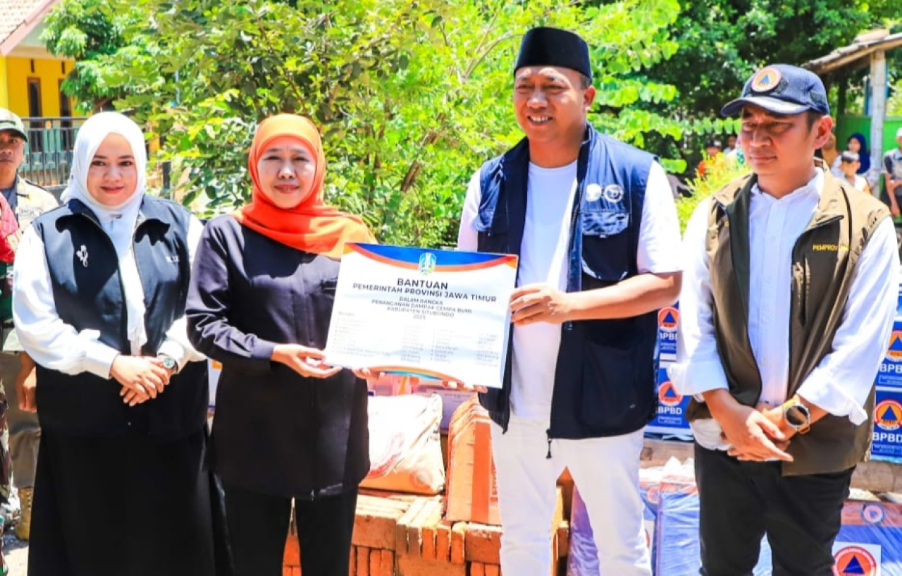 Gubernur Khofifah Serahkan Bantuan Bagi Warga Terdampak Gempa Situbondo, Tekankan Pentingnya Desa Tangguh Bencana