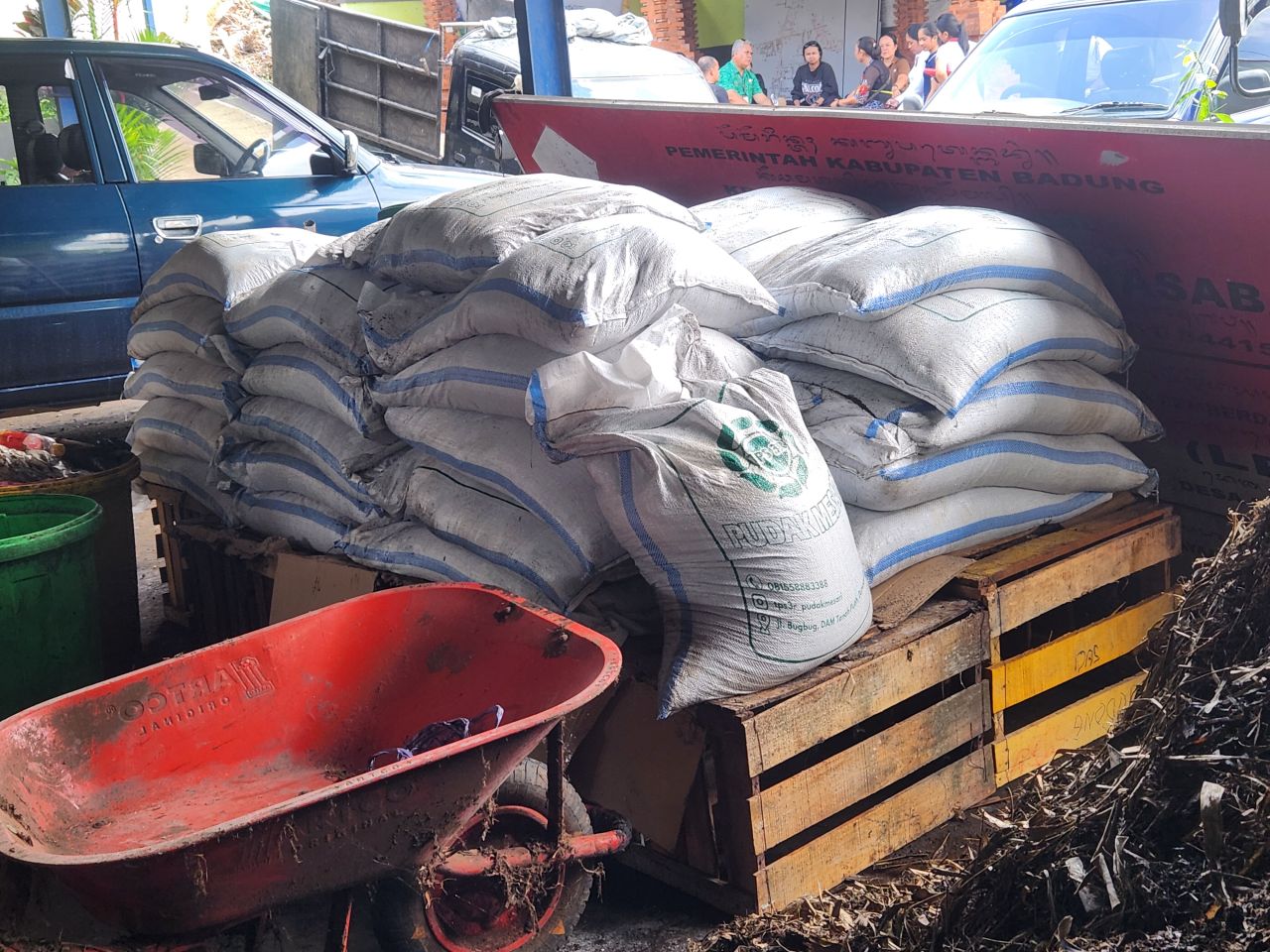hasil kompos TPS 3R Pudak Mesari Darmasaba yang sudah dipacking