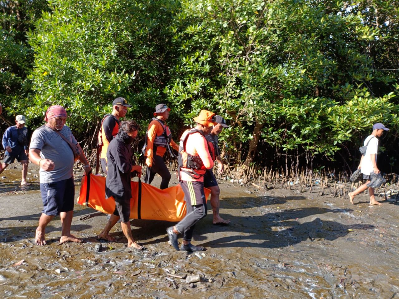 Pindahkan Jukung saat Malam Hari, 1 Orang Terseret Arus Pantai Kelan