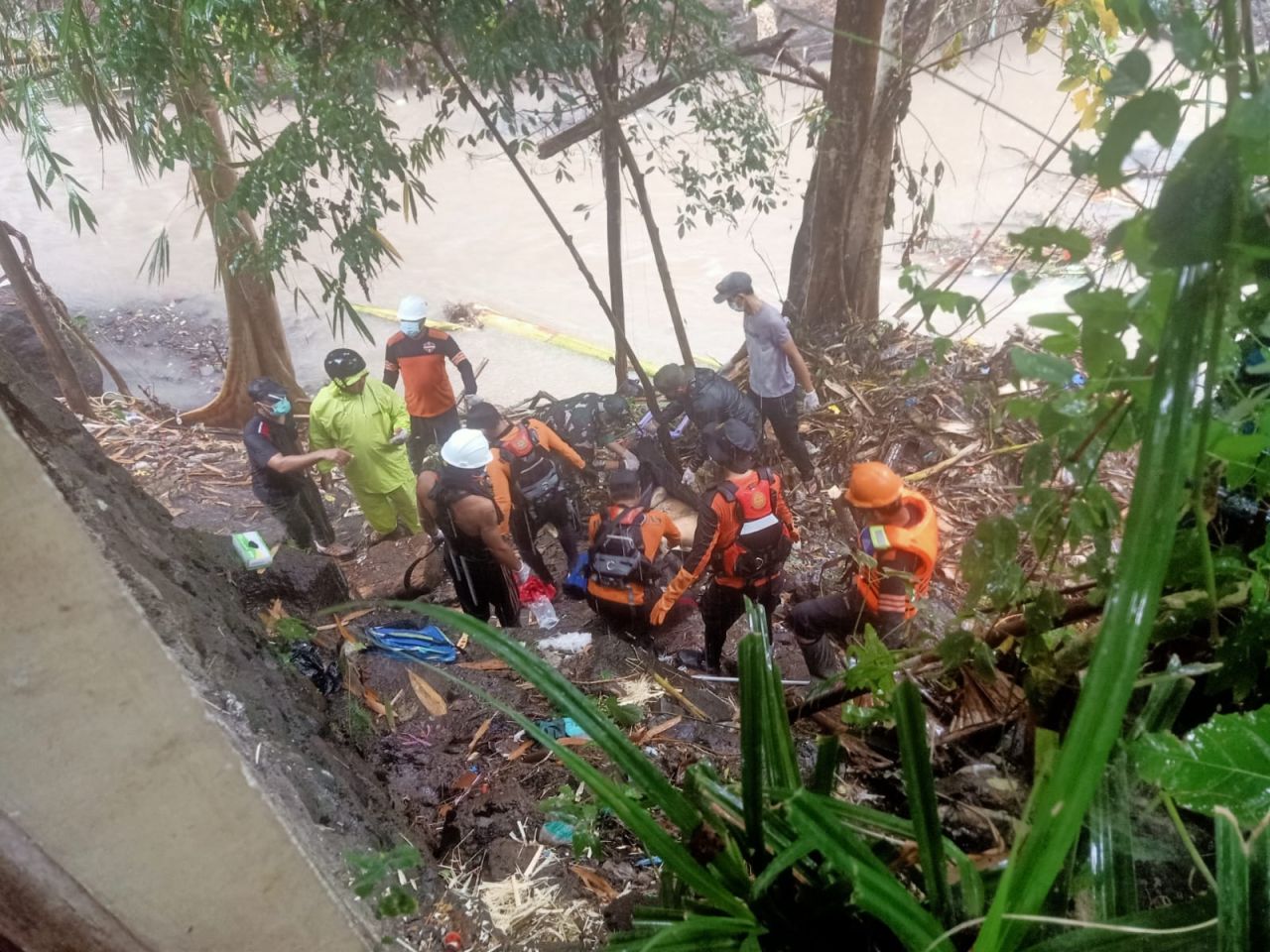 Warga Cium Bau Busuk, Tim SAR Evakuasi Korban Banjir Bali