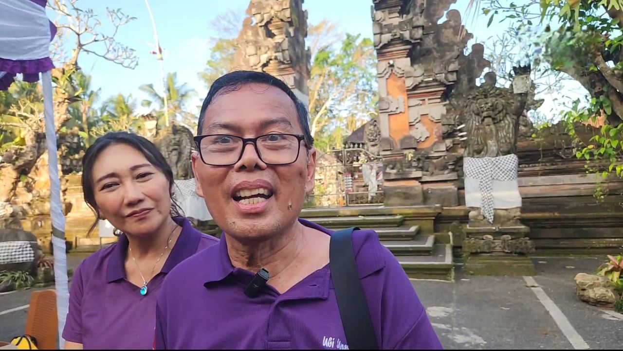 Guru Besar Unud Profesor I Made Jawi M.Kes bersama mahasiswanya