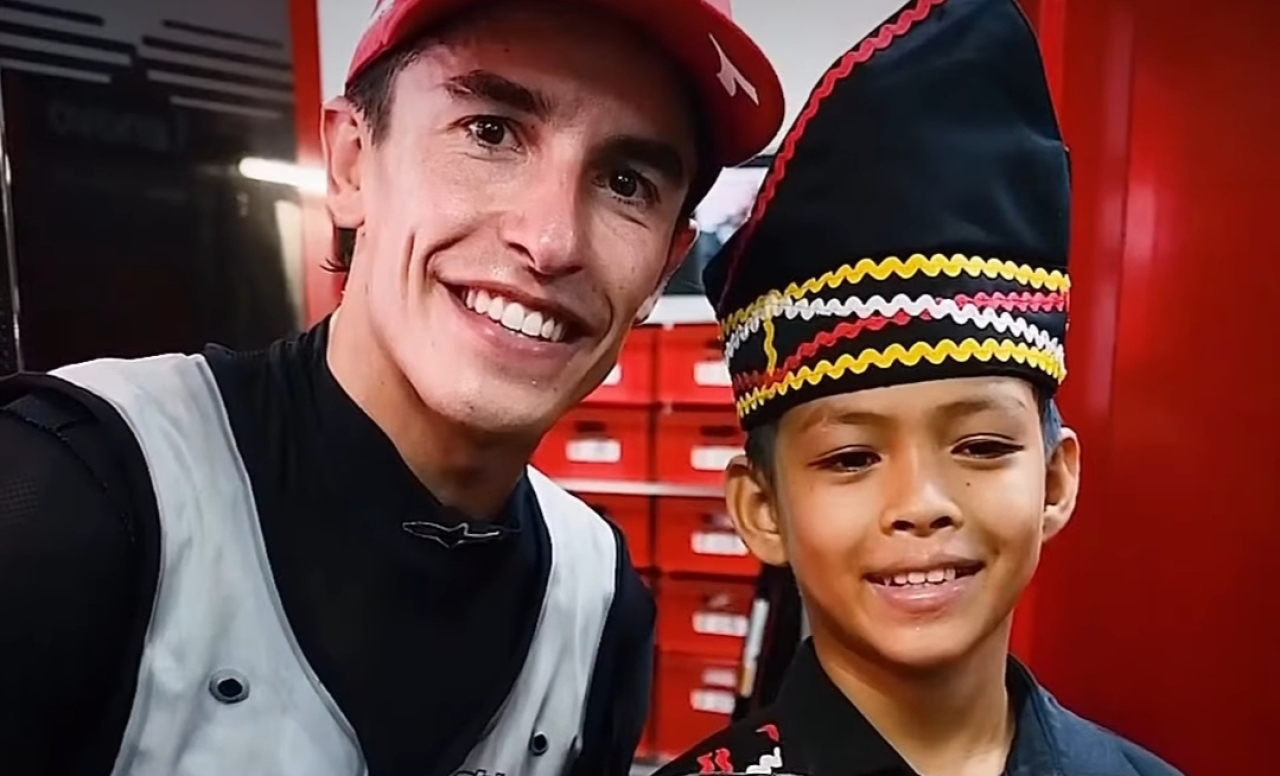 Marc Marquez Joget bareng Rayyan Bocah Pacu Jalur di MotoGP Mandalika, dapat Hadiah Sepatu
