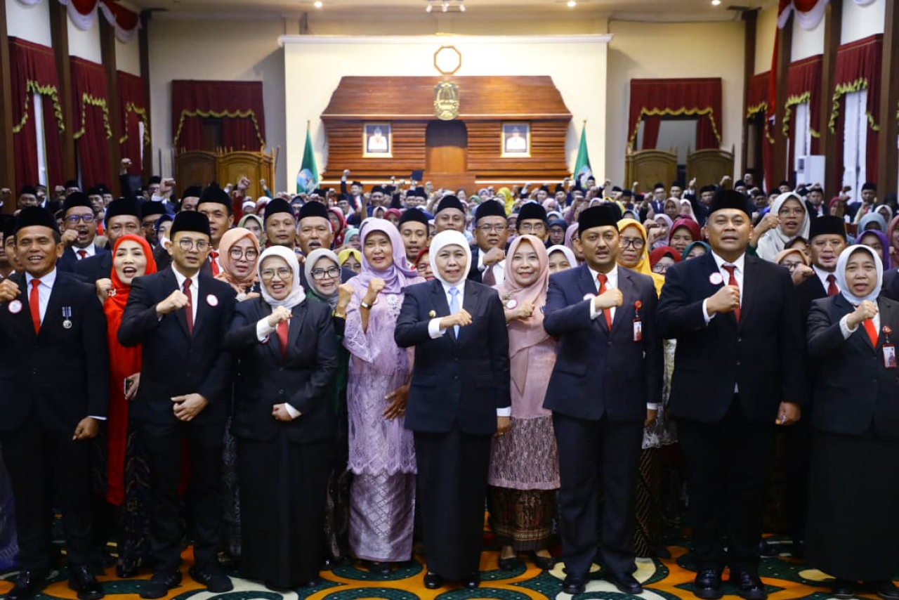 Sematkan Satyalancana Karya Satya kepada 982 ASN, Gubernur Khofifah Tegaskan Integritas Jadi Fondasi Jatim Tangguh