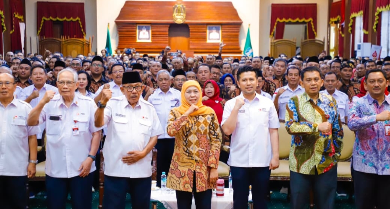 Gubernur Khofifah Serahkan Penghargaan 604 Pendonor Darah Sukarela 75 Kali, Dorong Siswa Aktif Donor Darah Lewat PMR
