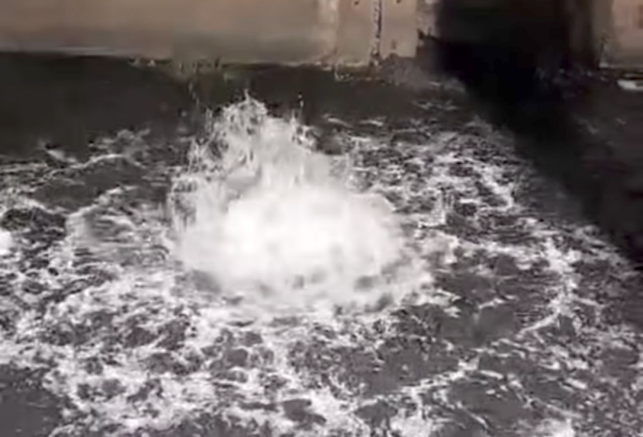 Semburan Misterius di Sungai Kebun Agung Rungkut Madya Surabaya