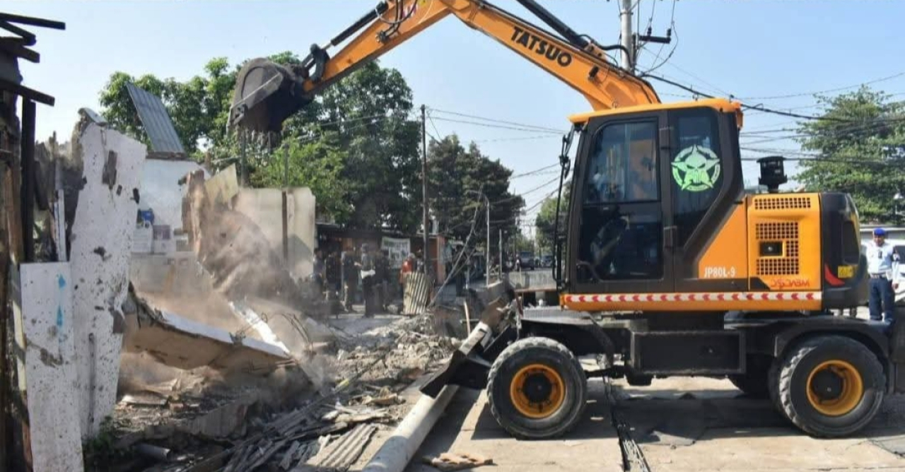 Satpol PP Surabaya Tertibkan 11 Bangunan Liar di Sempadan Saluran Kebonagung