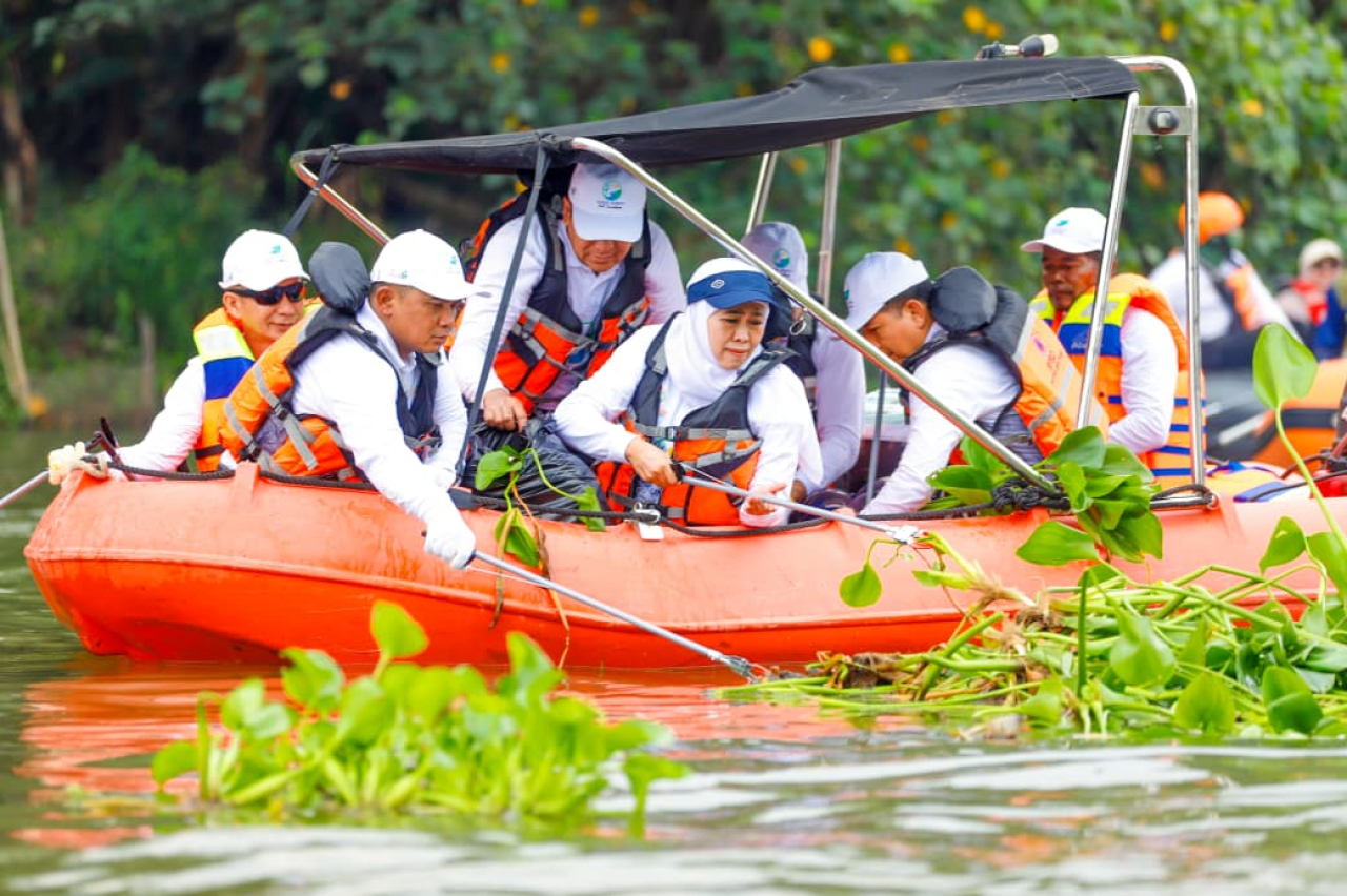 HUT Korps Marinir dan World Clean Up Day, Gubernur Khofifah Bersama Pasukan Marinir Ajak Warga Jatim Jaga Sungai Bersih