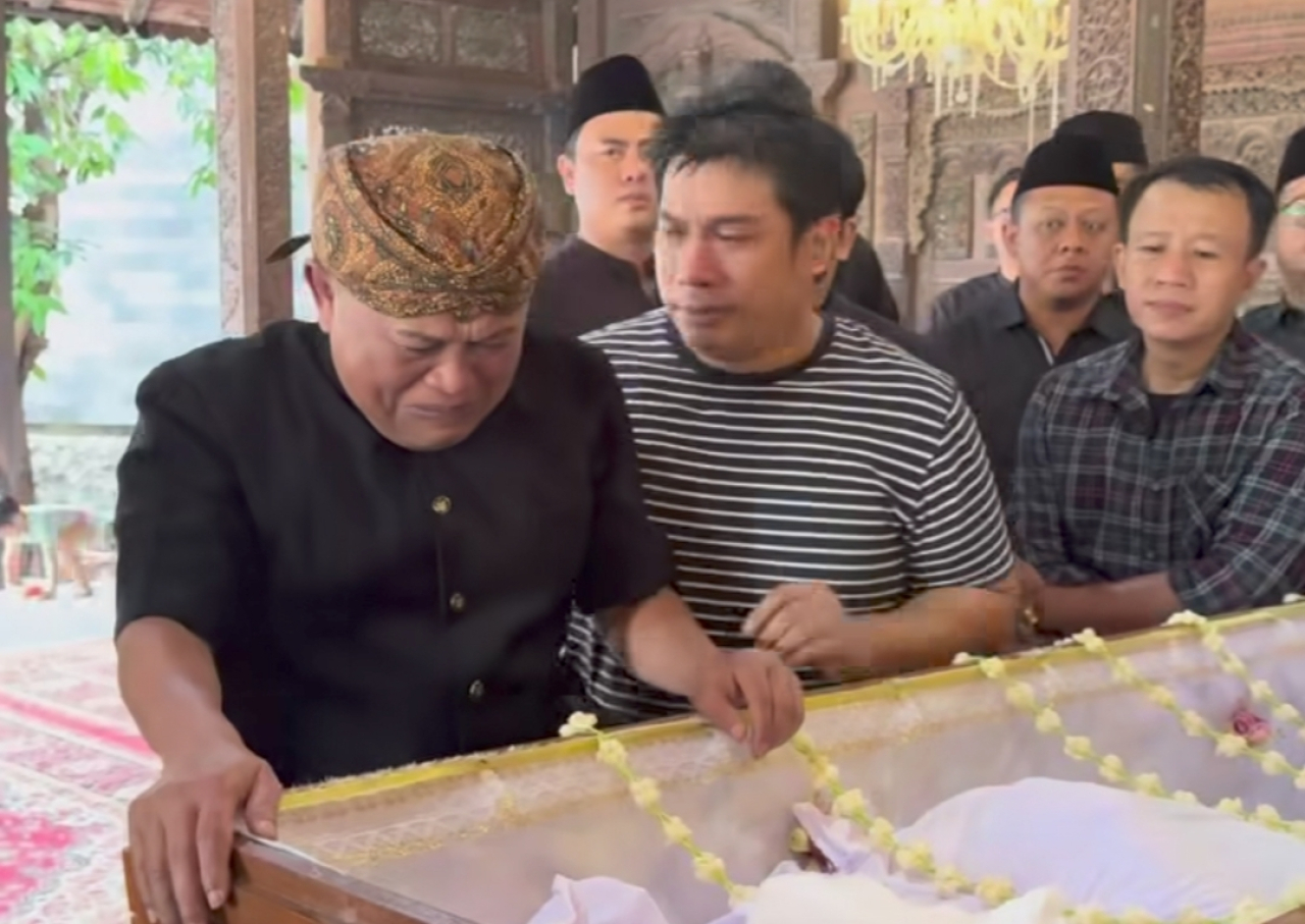 Tangis Pelawak Abah Kirun Pecah di Samping Peti Jenazah Ki Anom Suroto