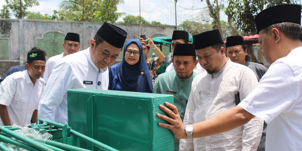 Bupati Bondowoso, H. Abdul Hamid Wahid, M.Ag., menyerahkan 202 unit alat dan mesin pertanian (alsintan) kepada 68 kelompok tani. (Foto: Humas)