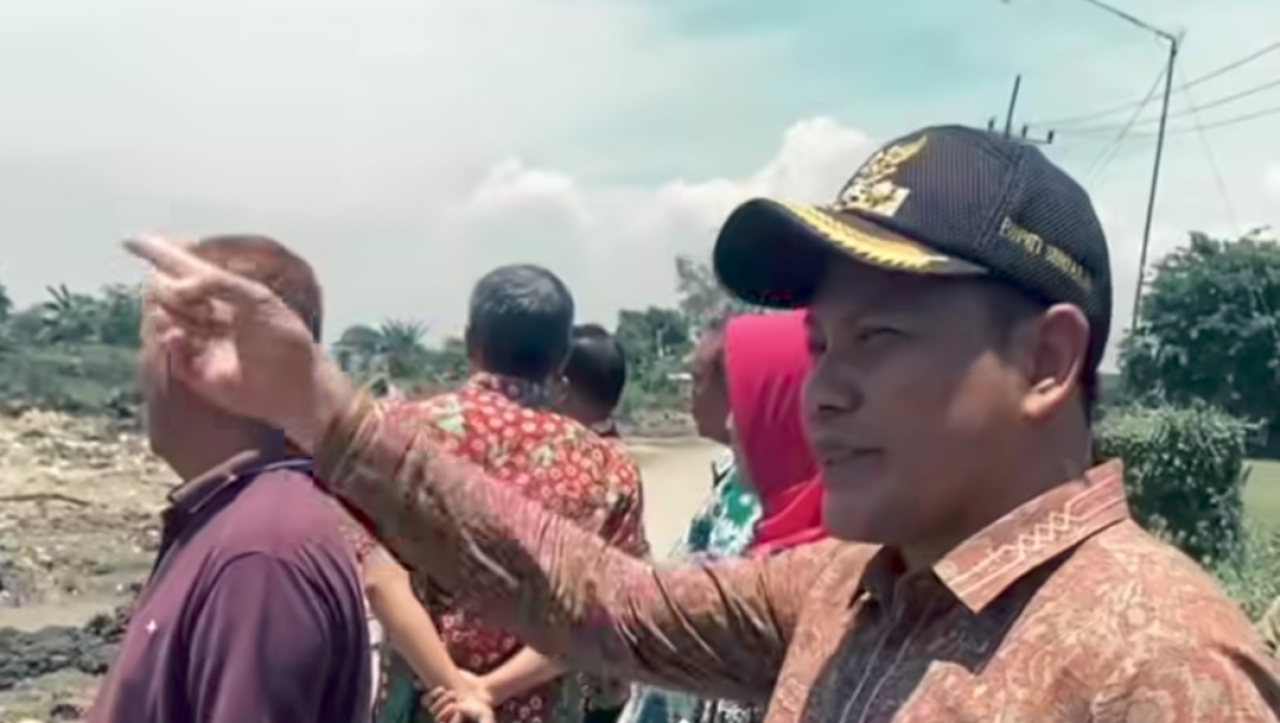 Bupati Sidoarjo, H Subandi memantau pengerjaan normalisasi Afvoer Kedungpeluk, Kamis (23/10/2025). (Foto: Instagram @cakband1)