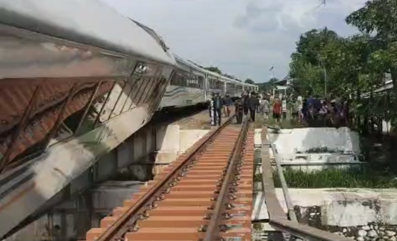 232 Penumpang Kereta Api Purwojaya Anjlok Selamat dan Melanjutkan Perjalanan Naik Bus